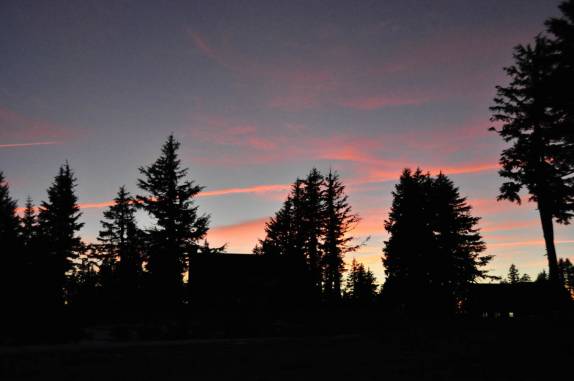 Fim de tarde a mais de 2 mil metros de altitude, o céu fica colorido em Crater Lake, no sul do Oregon, estado da costa oeste dos Estados Unidos